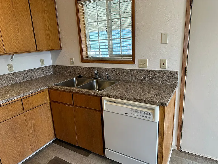 403 S 37th Pl — Photo 14