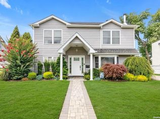 14 Roxbury Ln, Massapequa, NY 11758