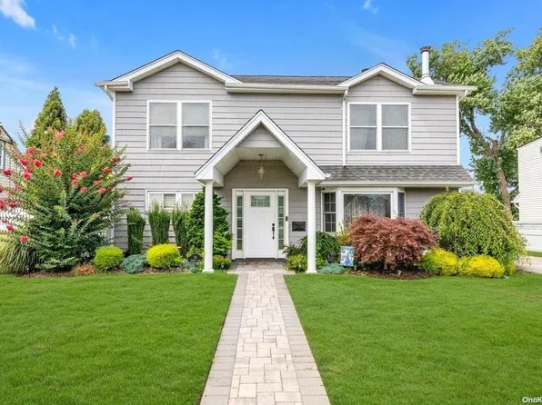 14 Roxbury Lane, Massapequa, NY 11758