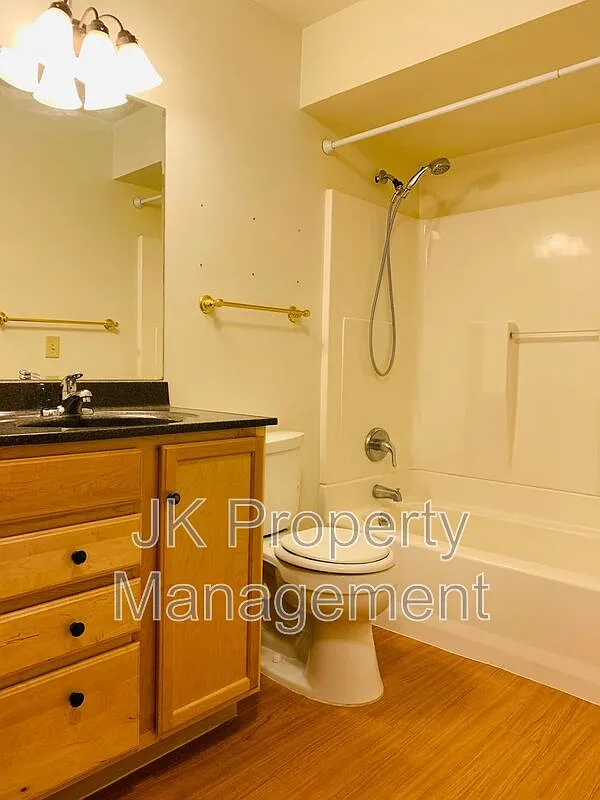 2 bed, 1.0 bath, $1,050 — Photo 4