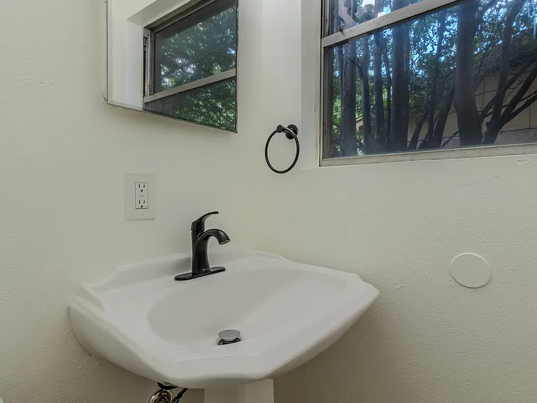 1402 Missouri Ave — Photo 17
