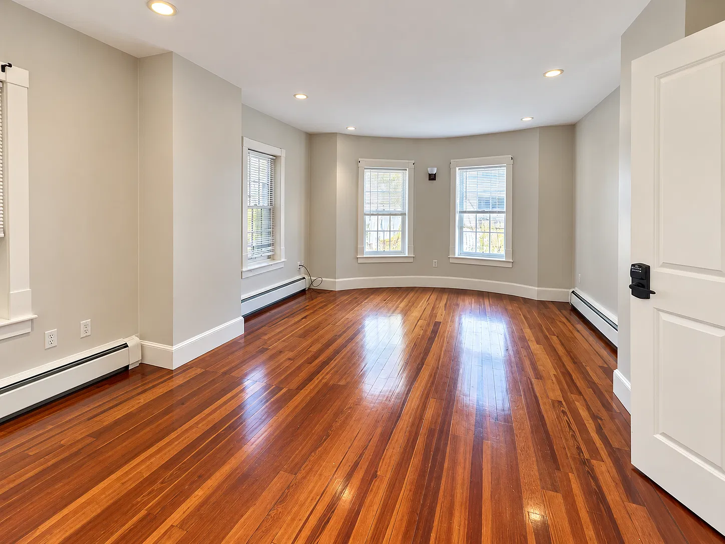 3 bed, 9999 sqft, $3,800 — Photo 2