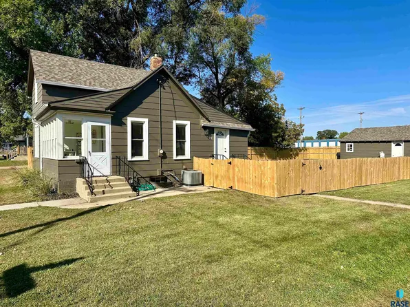 101 N Juniper St, Lennox, SD 57039