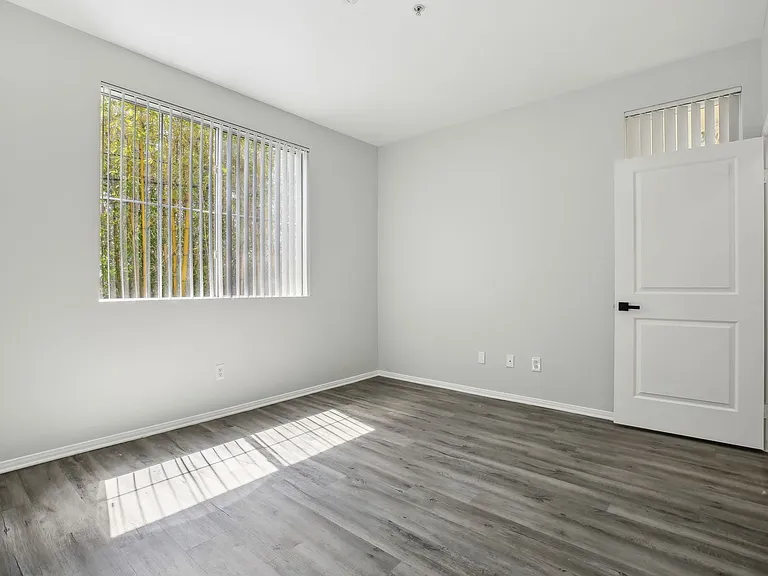 2245 Beverly Glen — Photo 22