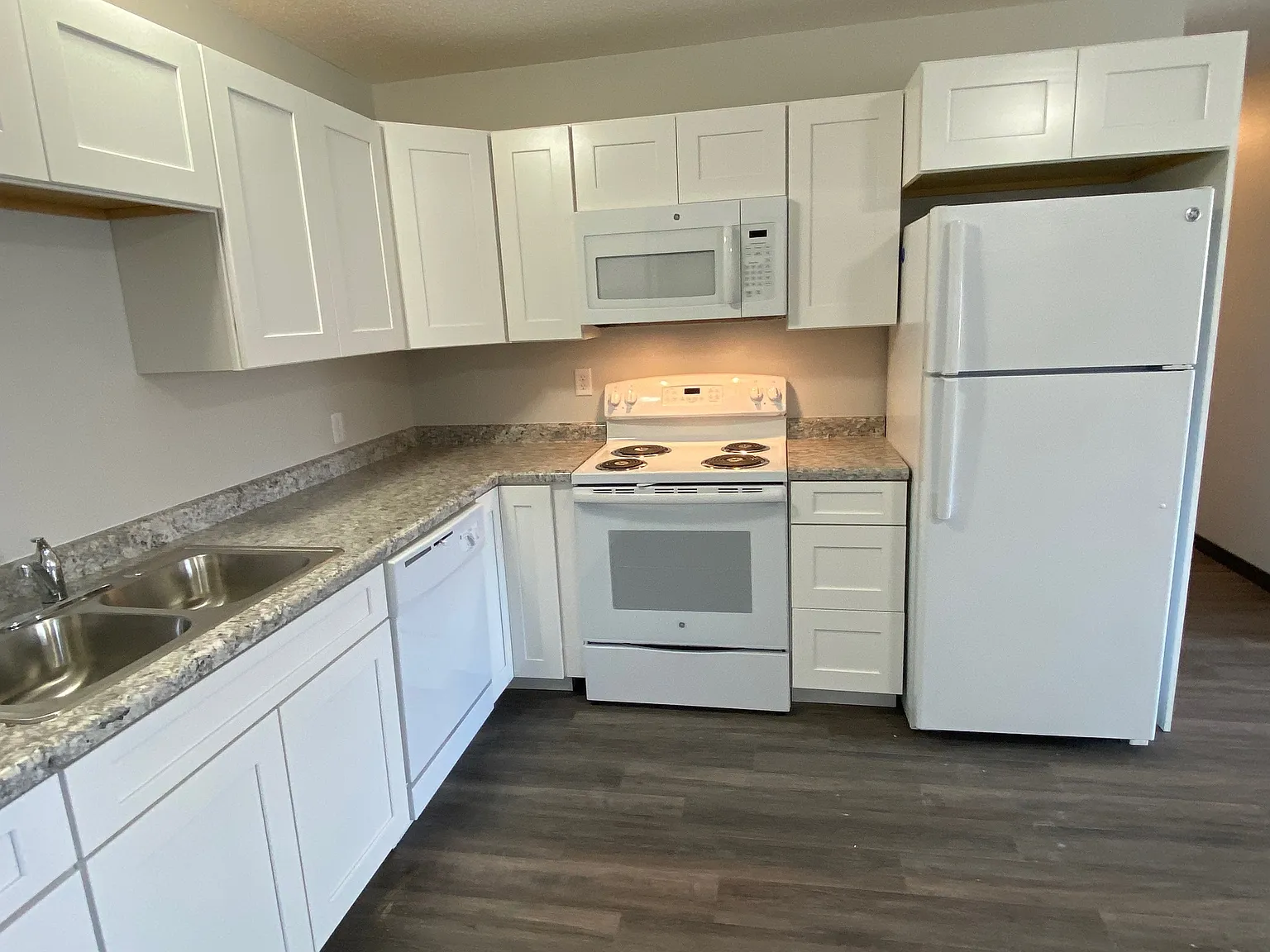 3 bed, 952 sqft, $1,100 — Photo 2