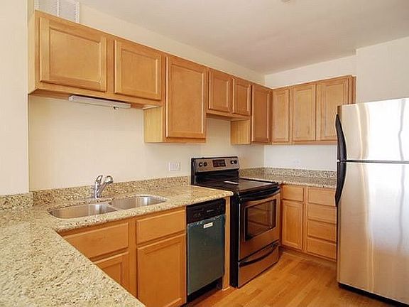 Granite Kitchen/SS Apppliances