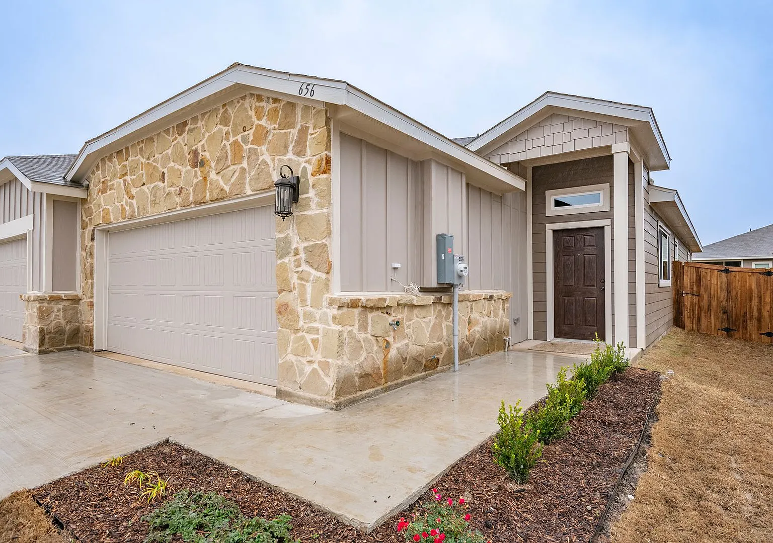 Gorgeous 3 Bedroom Duplex Located In Midlothian Isd! — Photo 1