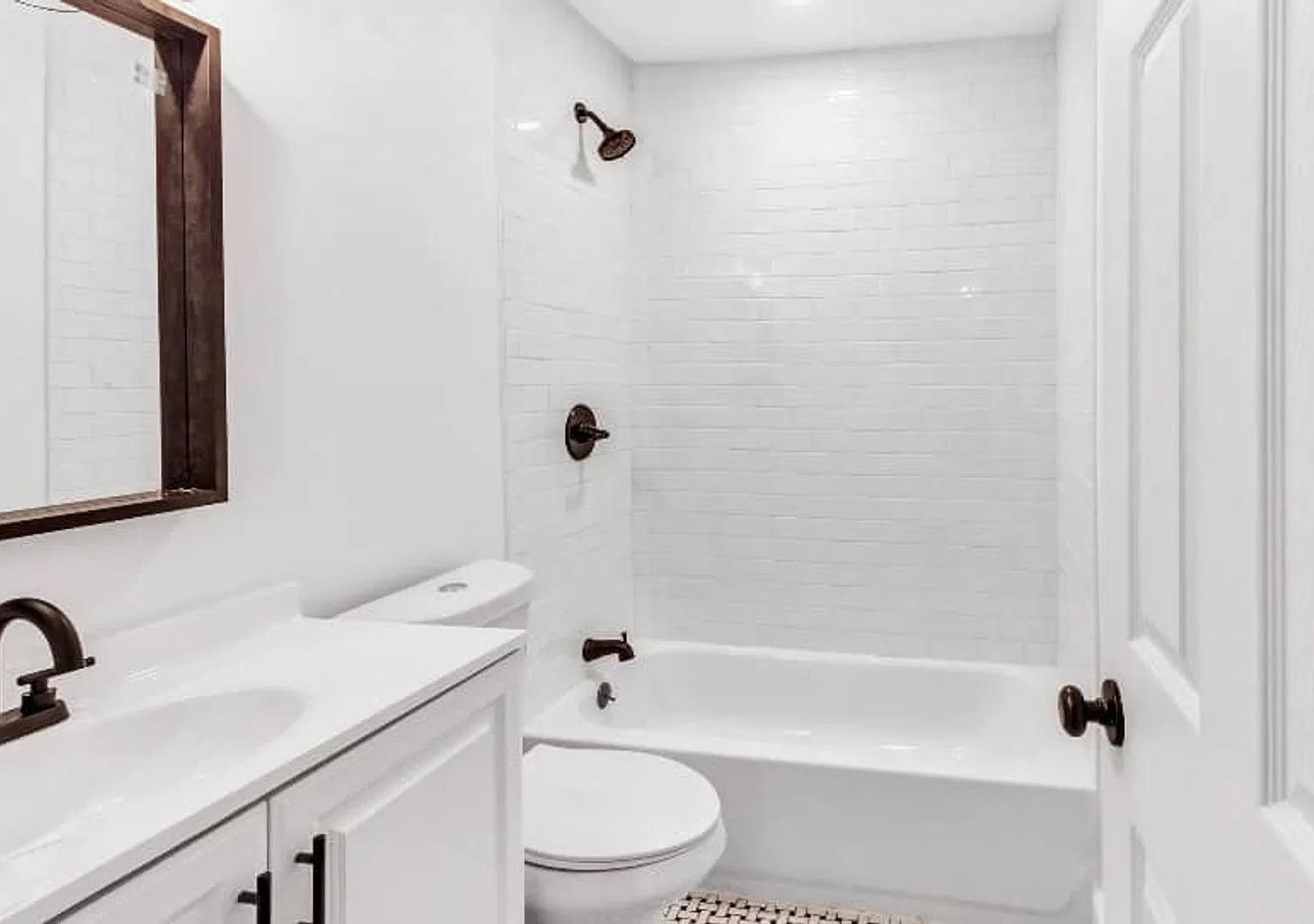 Charming 2 Bed / 1 Bath Duplex with Backyard — Photo 4