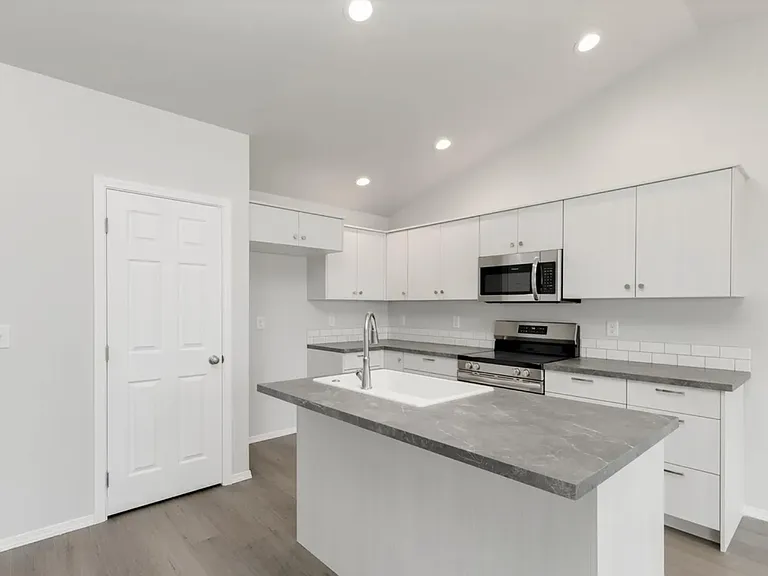 765 SW Alpha St — Photo 7