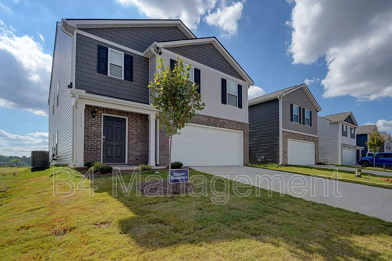 5 bed, 3.0 bath, 2361 sqft, $2,400 — Photo 3