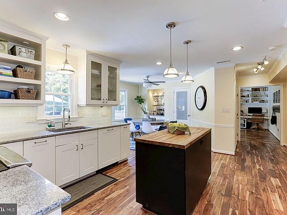 3rd image of 2709 Clarkes Landing Dr