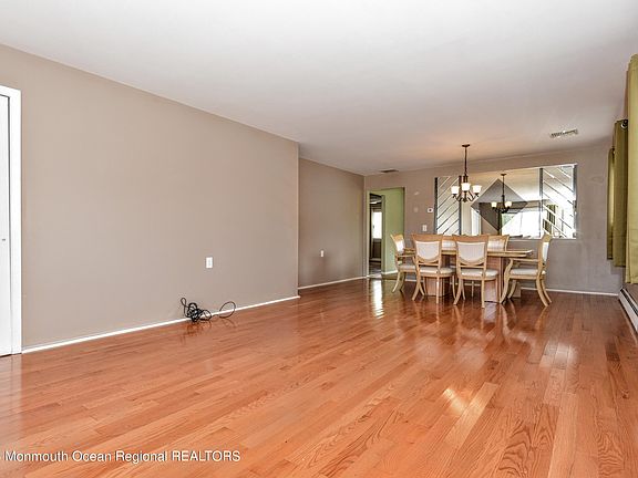 5th image of 17 Barbados Drive S