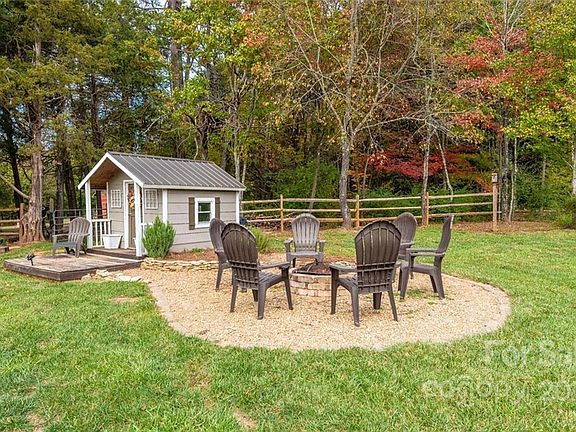 5th image of 1477 Sweetbriar Ln