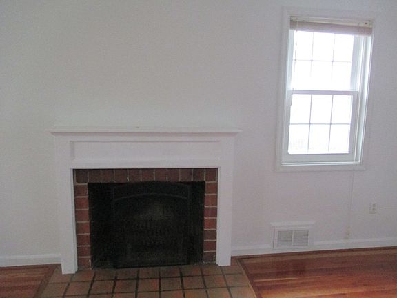 3rd image of 1009 N Sycamore St