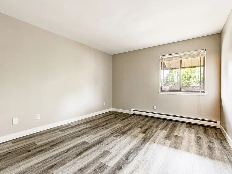 320-324 Tyrrell Ct — Photo 8