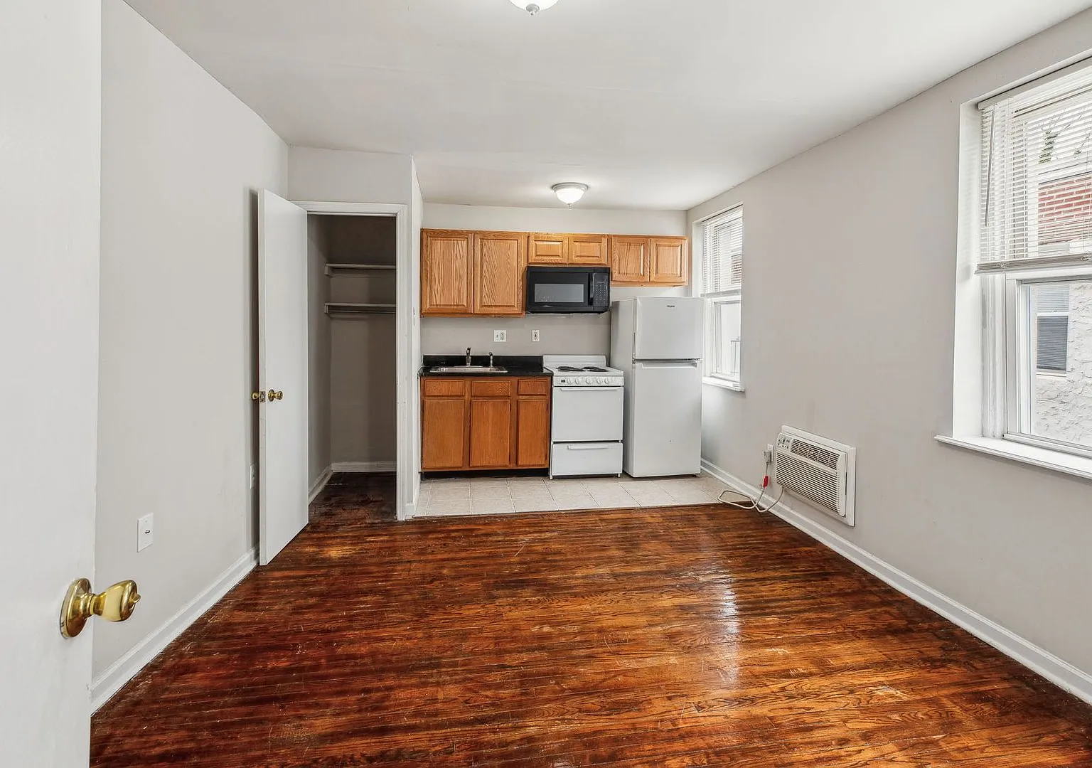 Studio, $990 — Photo 1