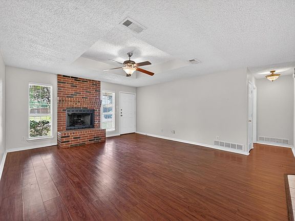 2nd image of 3225 Hollycreek