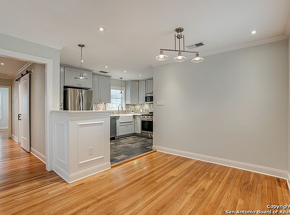 5th image of 526 Marchmont Ln