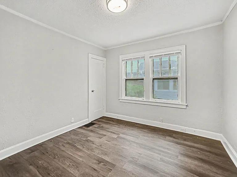 5114 Brooklyn Ave — Photo 5