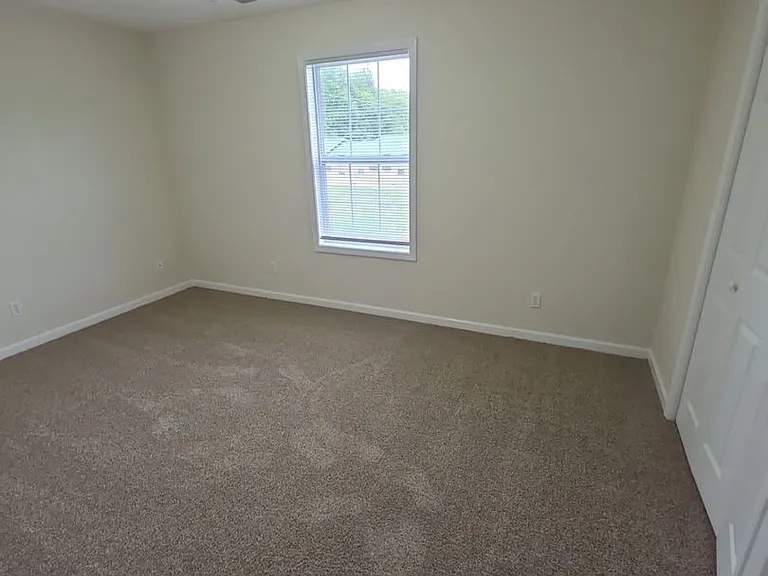 395 Thomas Rd — Photo 6