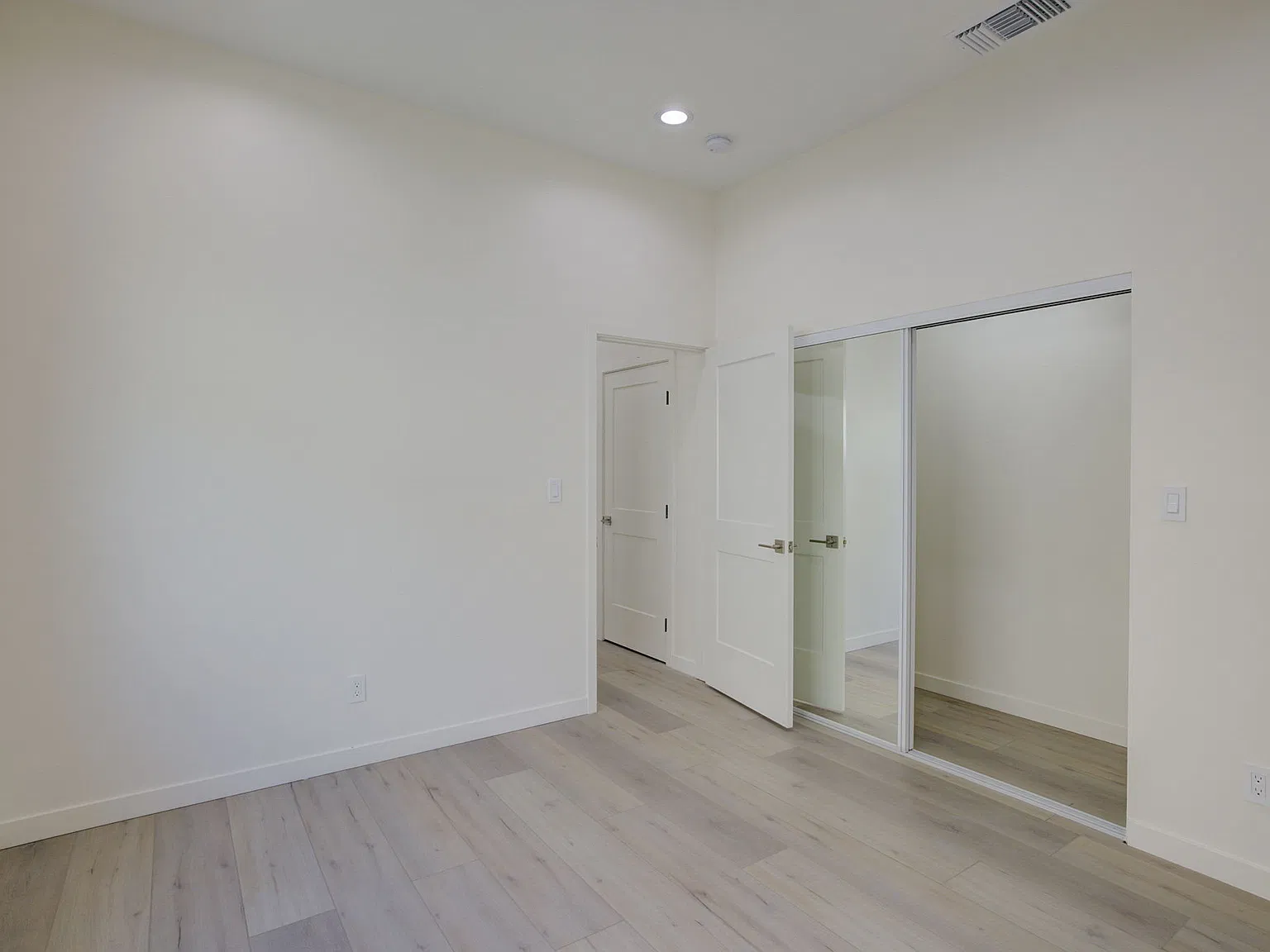 2 bed, 1000 sqft, $3,300 — Photo 3