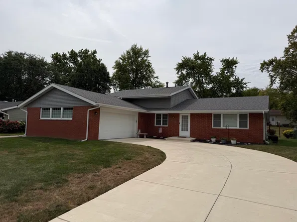 323 Sherwood Dr, Crown Point, IN 46307