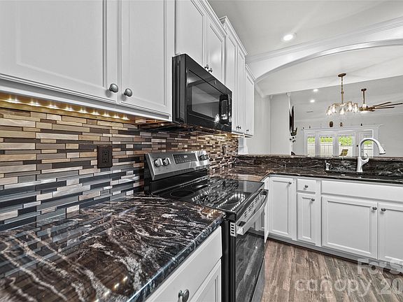 4th image of 1524 Royalty Cir