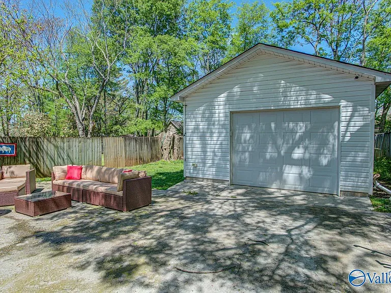 1605 McCullough Ave NE — Photo 18