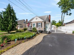 2 Croydon Dr, Bellmore, NY 11710