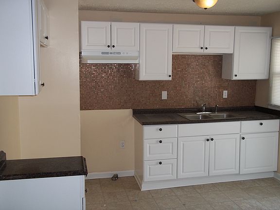 2nd image of 2009 E Legrande Ave