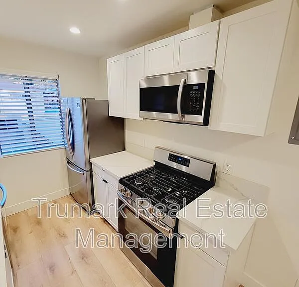1422 E Maple St #7 — Photo 6