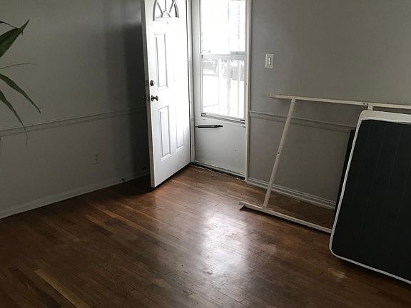 4th image of 15205 Montrose Ave
