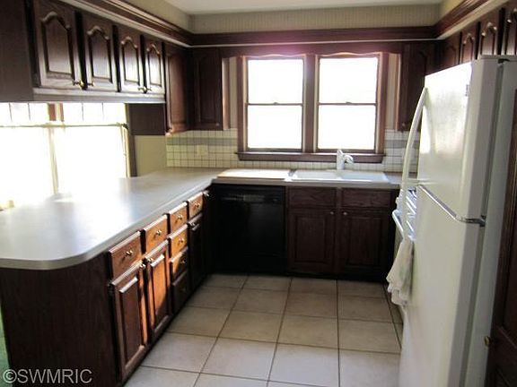 4th image of 15300 Harry St