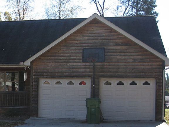 Winter Street_DoubleGarage_Closeup