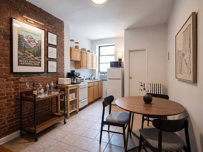 215 E 5th St #9 — Photo 4