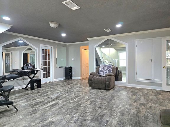 3rd image of 812 Larchmont Pl