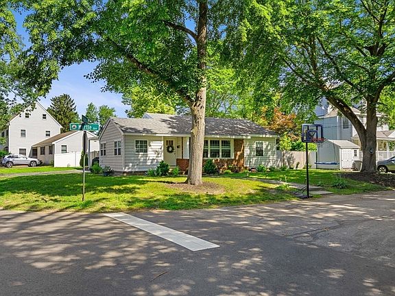 5th image of 42 Myrtle Ave