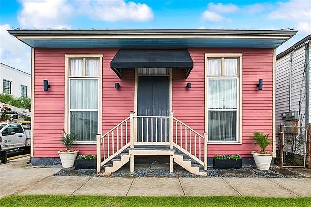 1st image of 501 Austerlitz St
