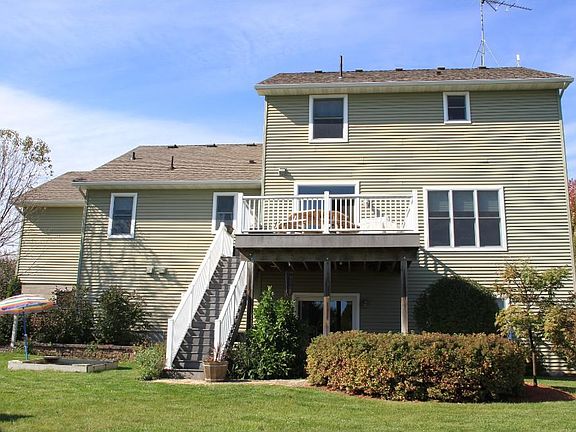 Private back yard, deck and paver patio!
