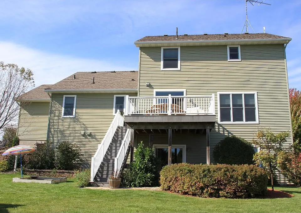 Private back yard, deck and paver patio!