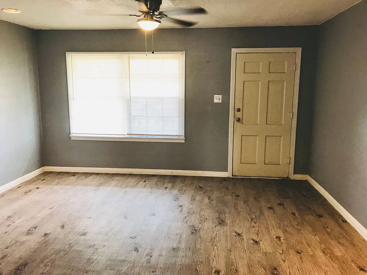 Handyman Special $0 First Month's Rent / "You Fix, You Save Big!! — Photo 3
