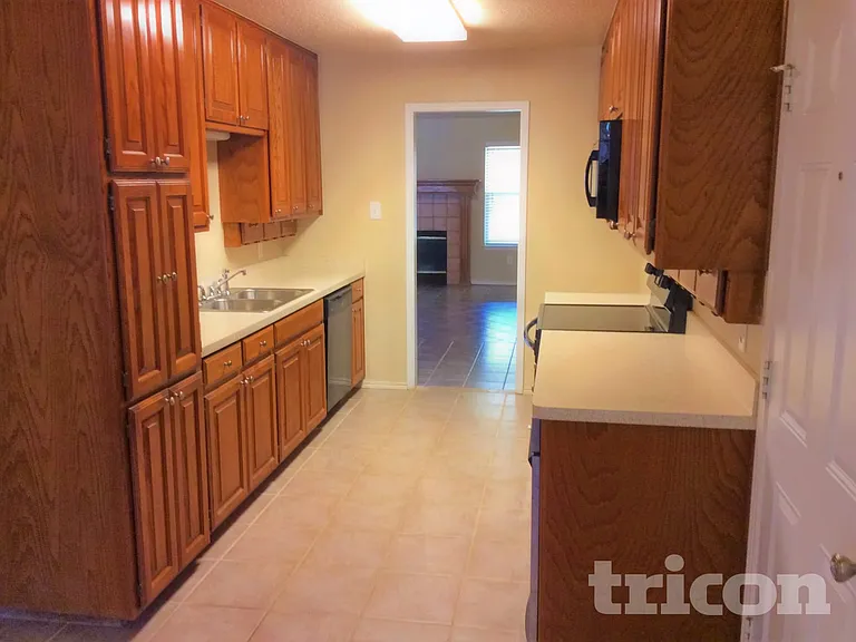 525 Arbor Ln — Photo 4