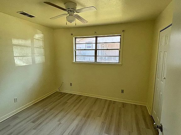 4th image of 3942 Oakcrest St