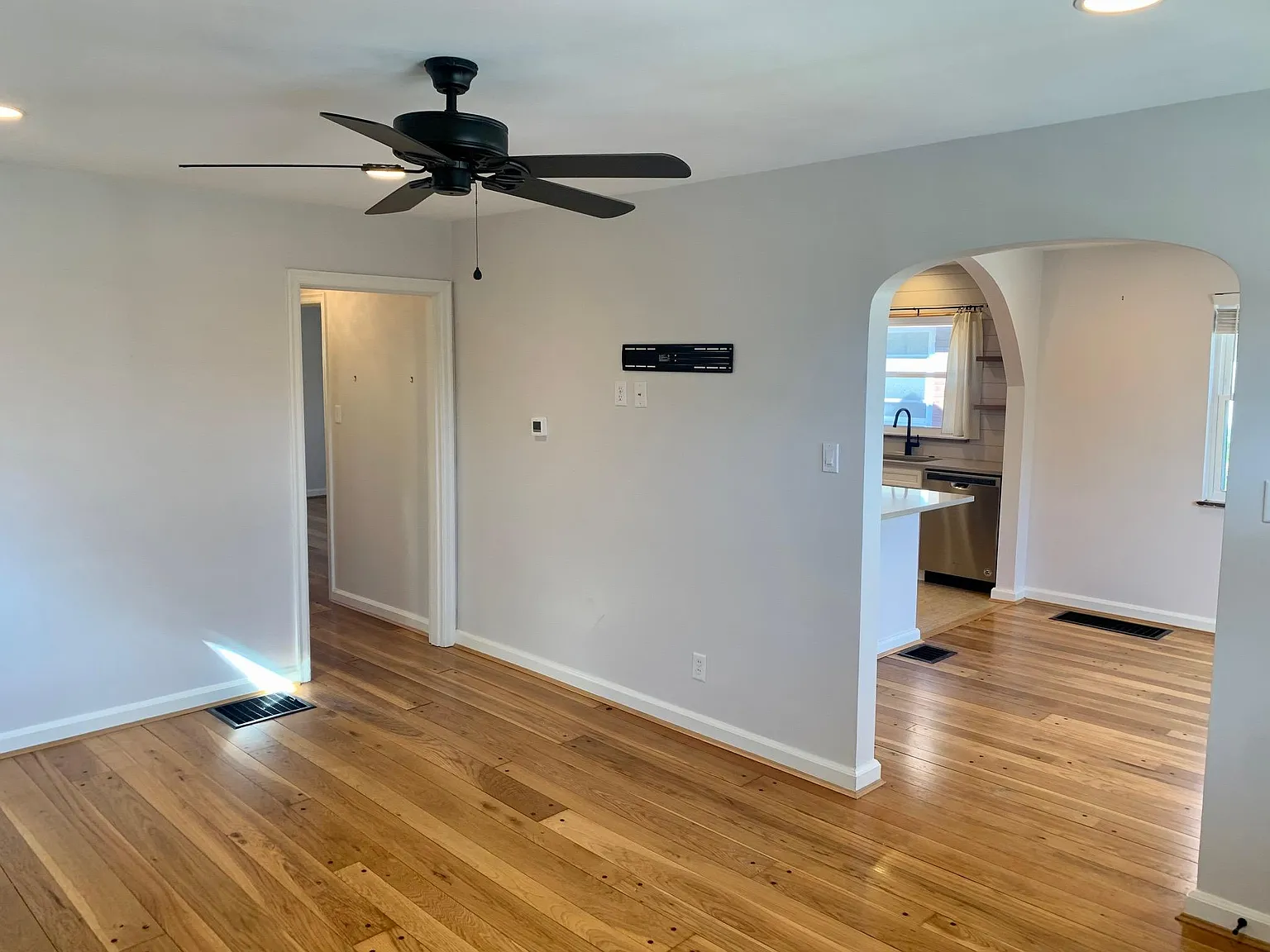 2 bed, 1048 sqft, $2,050 — Photo 2