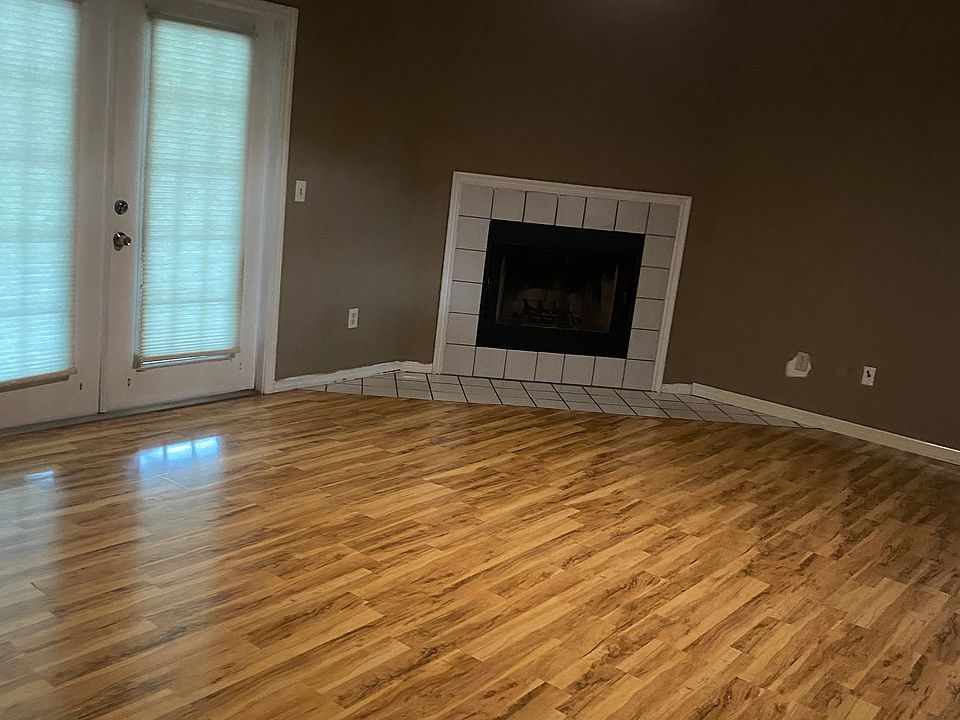 1st image of 130 Bristol Cir