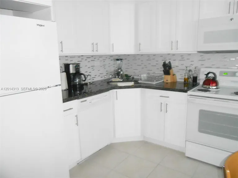 5401 Collins Ave #932 — Photo 9