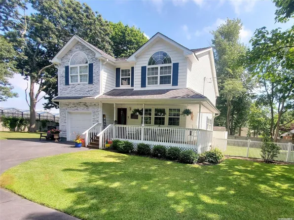 7 Nugent Street, Center Moriches, NY 11934