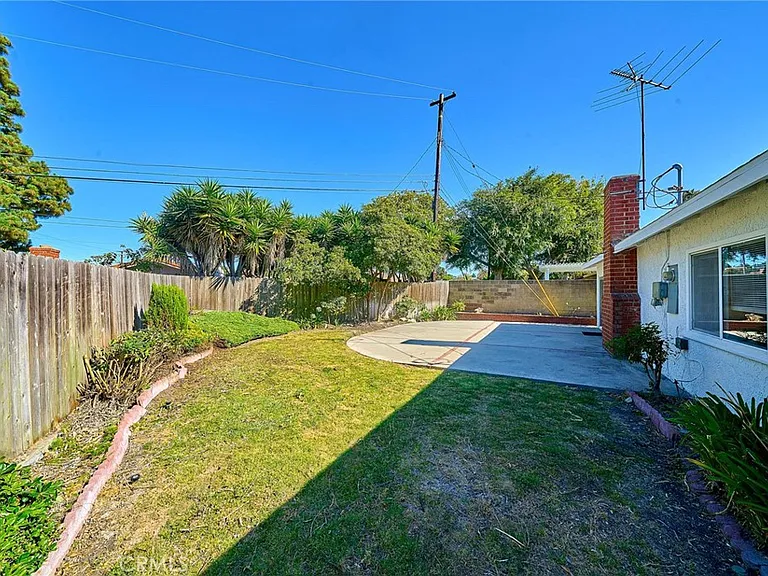 27916 Alvarez Dr — Photo 4