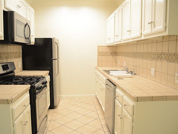4th image of 511 N Sycamore Ave #5