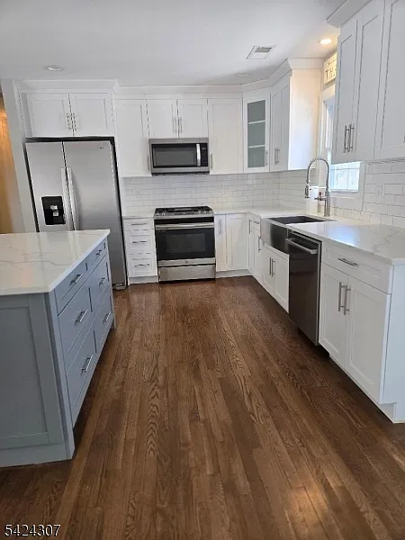 3 bed, 2.0 bath, 2100 sqft, $3,200 — Photo 4